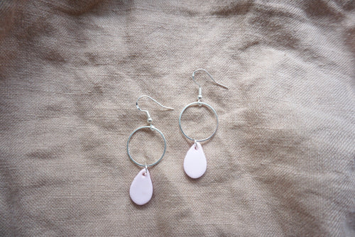 Medium off-white teardrop earrings