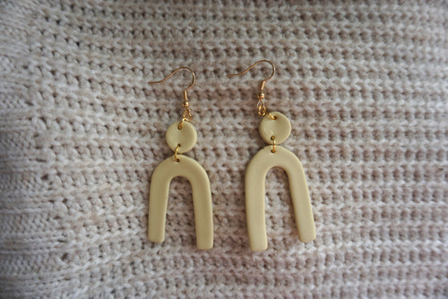 Sunshine yellow horseshoes